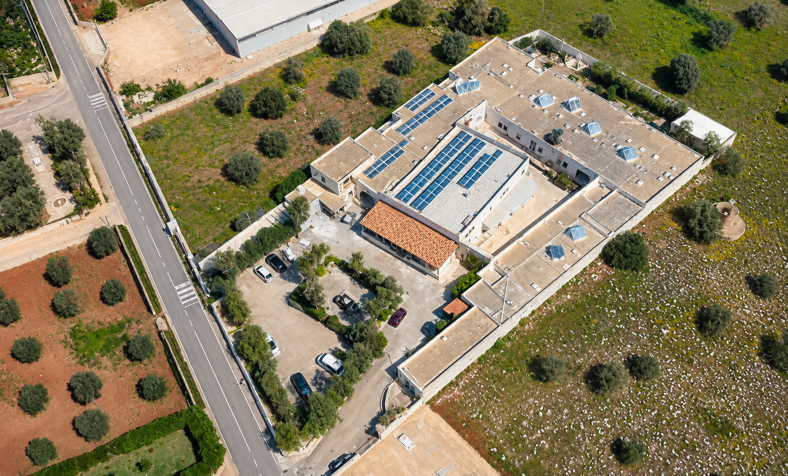 Veduta aerea della Casa di Riposo Vito Peschiulli a Racale, immersa tra gli uliveti del Salento